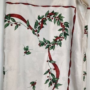 VTG Lenox Christmas Laurel Holiday Nouveau Rectangle Tablecloth with 4 napkins.